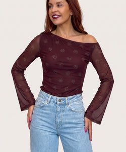 Bob & Bill bordeaux mesh top met off-shoulder halslijn en bloemenprint gedragen door een model met rood haar.
