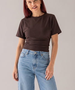 Bob & Bill MEXXI TEE dames top in bruin. Korte vlindermouwen, ronde hals en een getailleerde pasvorm bij de middel. Gemaakt van katoen met elastane.