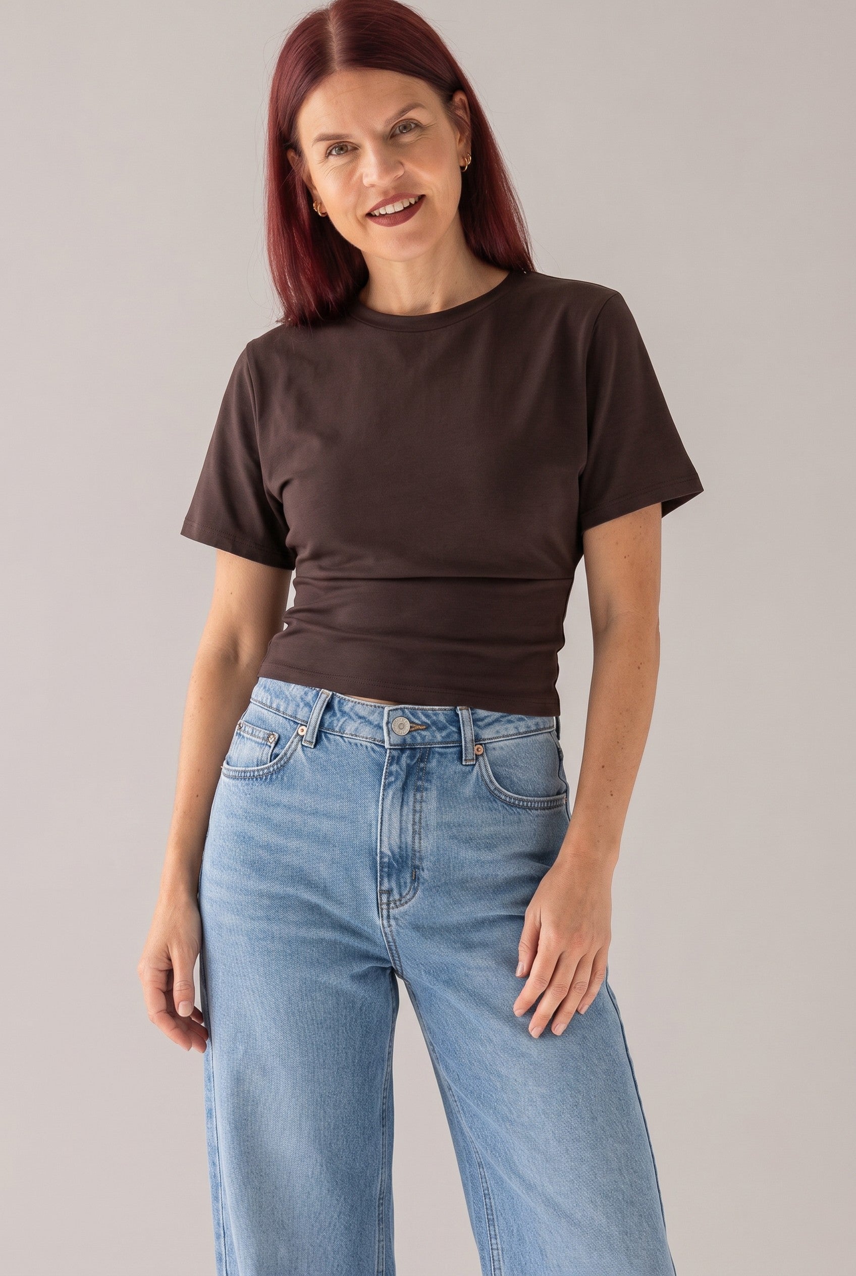 Bob & Bill MEXXI TEE dames top in bruin. Korte vlindermouwen, ronde hals en een getailleerde pasvorm bij de middel. Gemaakt van katoen met elastane.