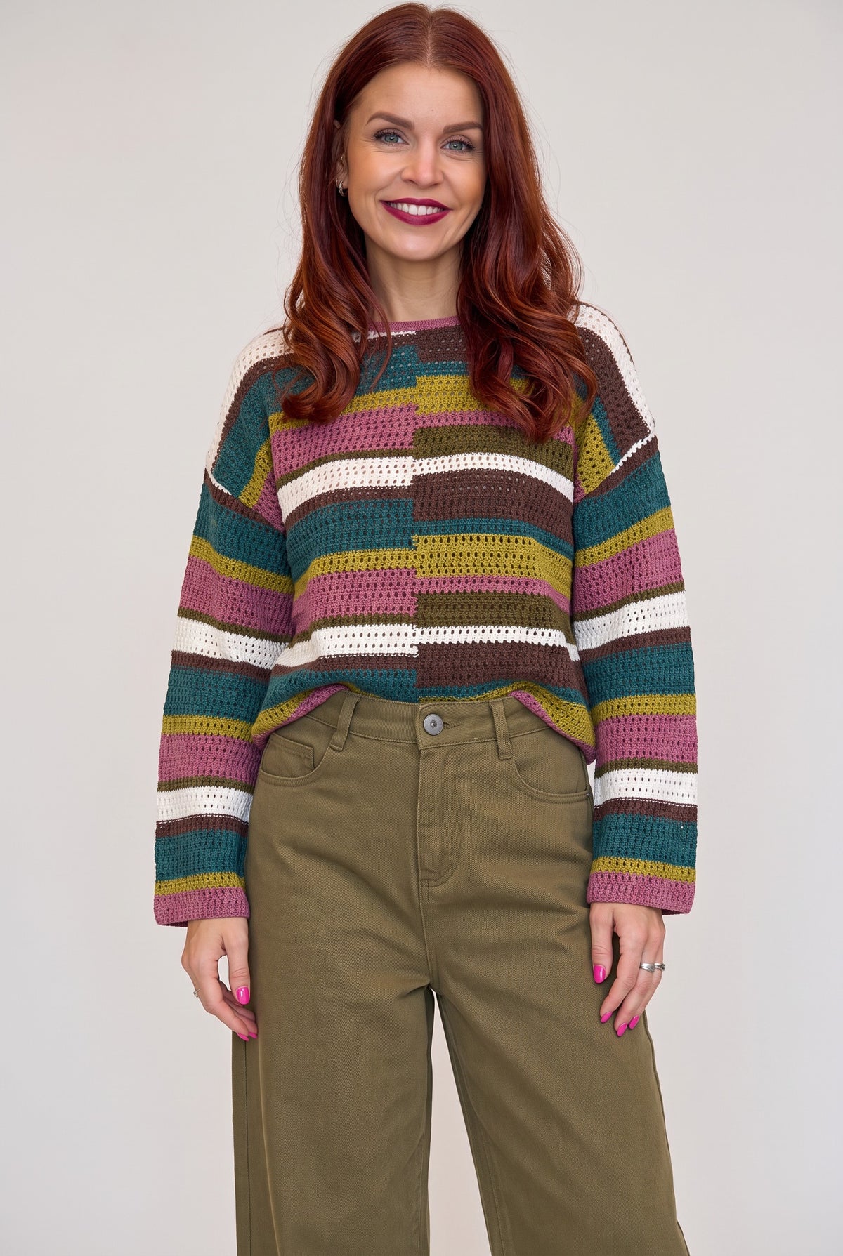 Bob & Bill Charlotte gebreide pullover met veelkleurig gestreept patroon in katoenmix gedragen door een model