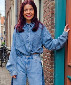 Bob & Bill CHRIS DENIM JACKET - BLUE. Blauw denim jack met knopen, lange mouwen en trekkoorden voor een bomber model. Gemaakt van 100% katoen.