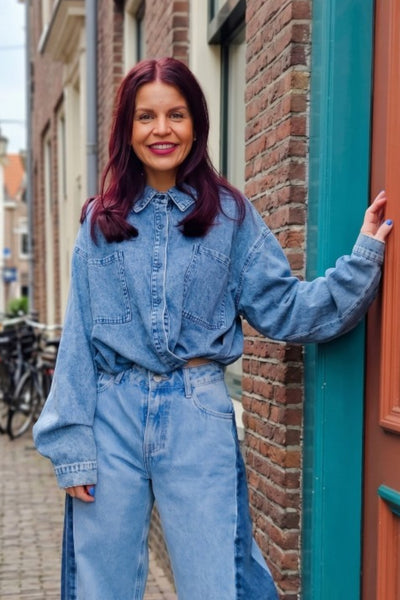 Bob & Bill CHRIS DENIM JACKET - BLUE. Blauw denim jack met knopen, lange mouwen en trekkoorden voor een bomber model. Gemaakt van 100% katoen.