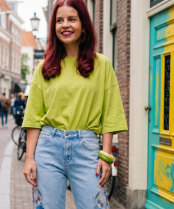 Bob & Bill Daily Shirt in limegroen, een katoenen T-shirt met ronde hals en korte mouwen, gecombineerd met geborduurde jeans.