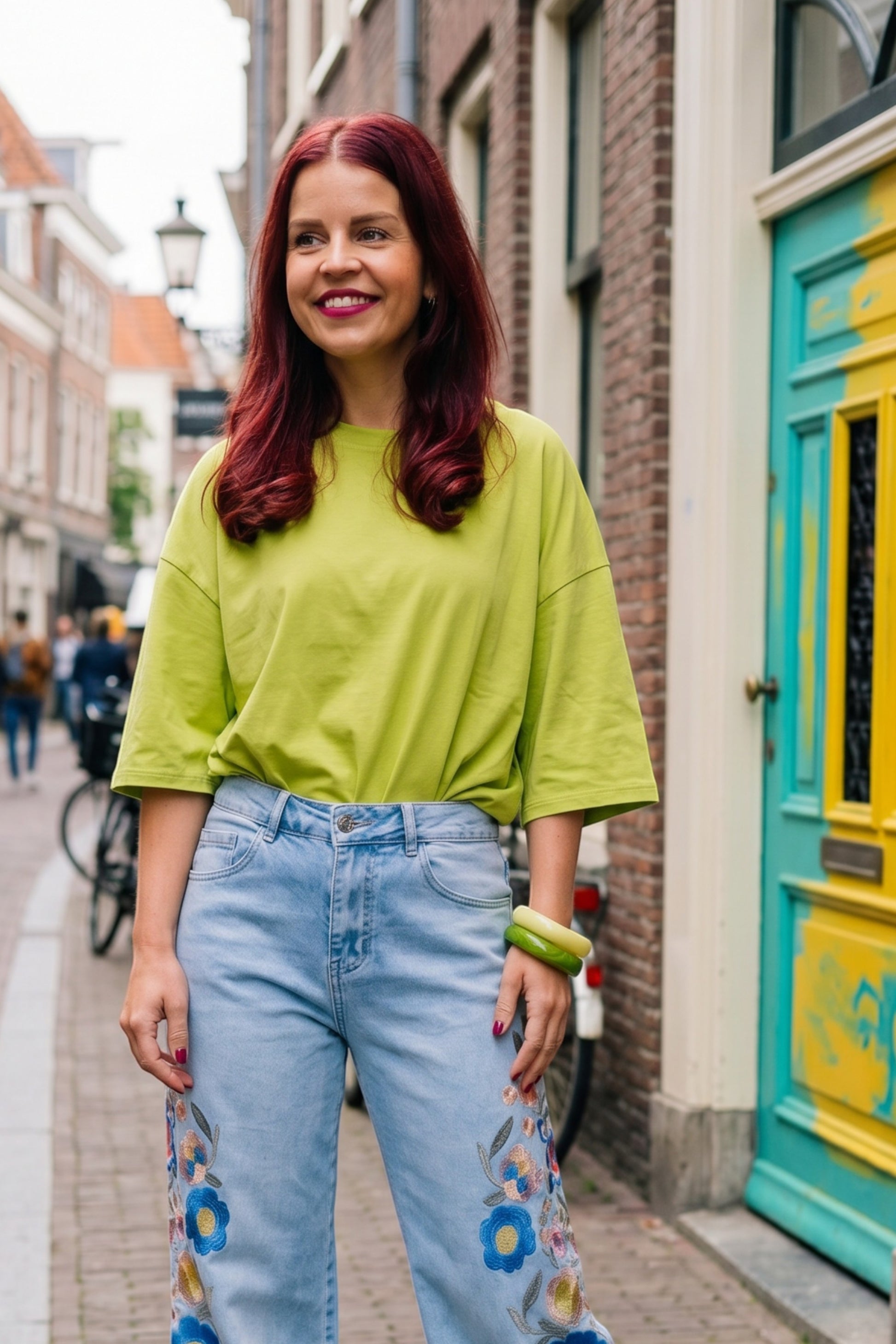 Bob & Bill Daily Shirt in limegroen, een katoenen T-shirt met ronde hals en korte mouwen, gecombineerd met geborduurde jeans.