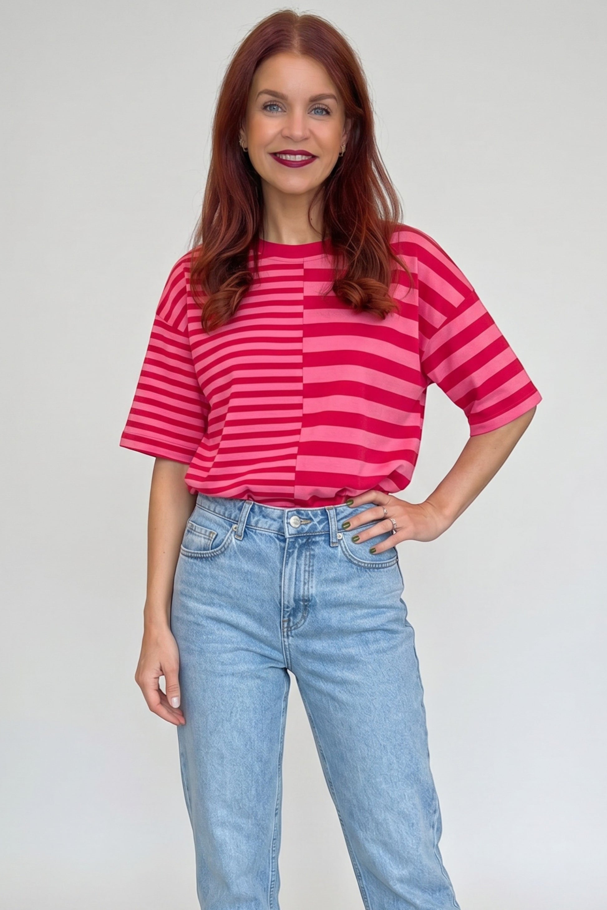 Model draagt Bob & Bill Frankie gestreept T-shirt in rood en roze met korte mouwen en ronde hals