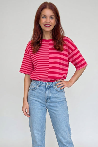Model draagt Bob & Bill Frankie gestreept T-shirt in rood en roze met korte mouwen en ronde hals