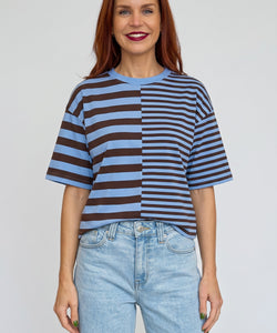 Model draagt Bob & Bill Frankie gestreept T-shirt met korte mouwen in bruin en blauw met ronde hals en relaxte pasvorm