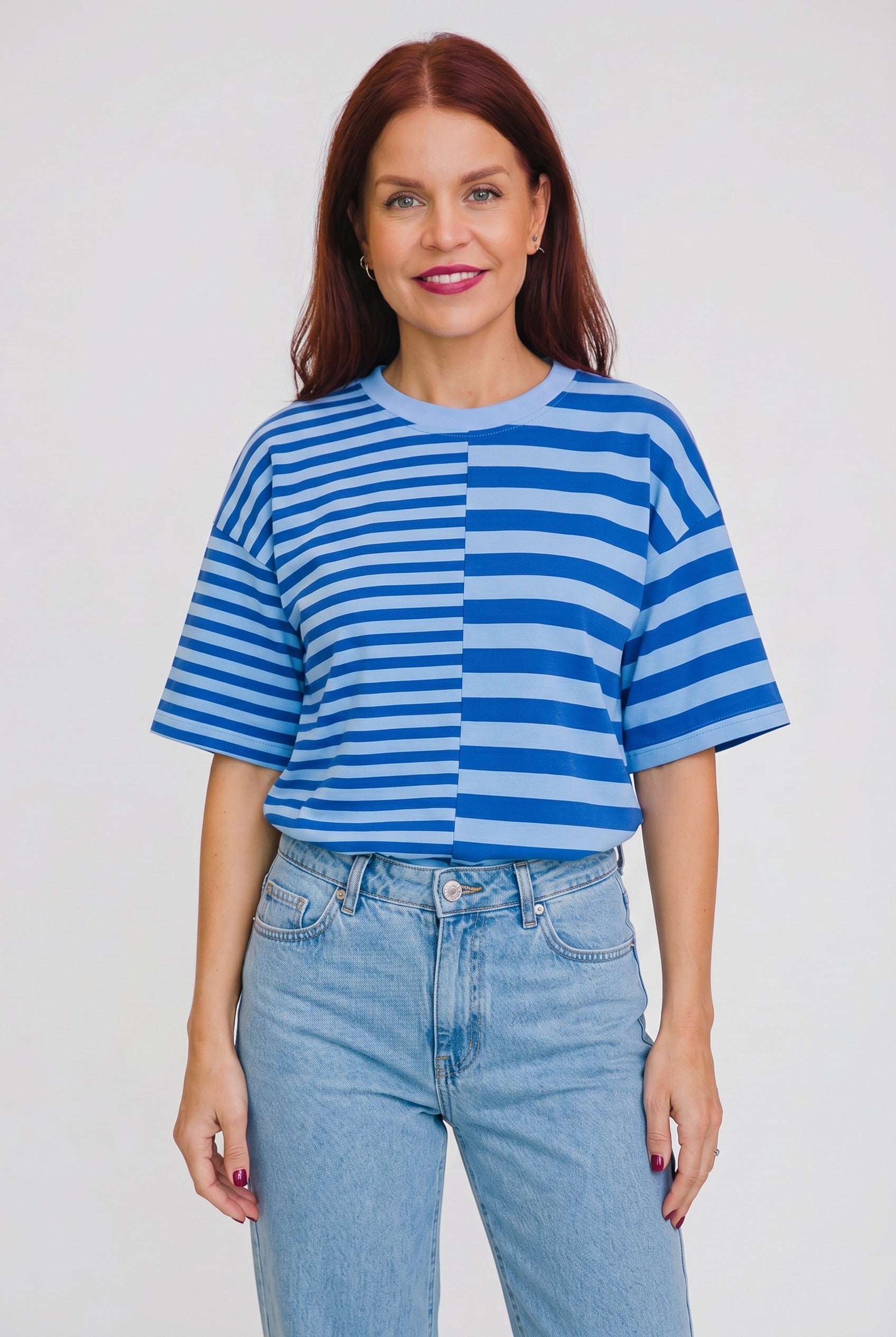 Bob & Bill Frankie gestreept T-shirt in royal blauw met ronde hals en relaxte pasvorm gedragen door een model