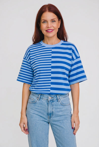 Bob & Bill Frankie gestreept T-shirt in royal blauw met ronde hals en relaxte pasvorm gedragen door een model