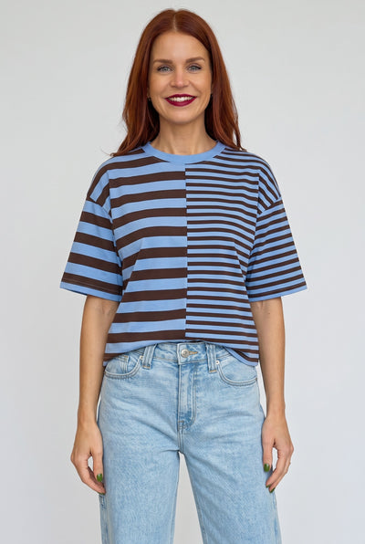 Model draagt Bob & Bill Frankie gestreept T-shirt met korte mouwen in bruin en blauw met ronde hals en relaxte pasvorm