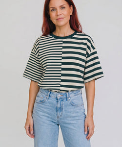 Model draagt een Bob & Bill Frankie gestreept T-shirt met korte mouwen, ronde hals en een relaxte pasvorm in groen.