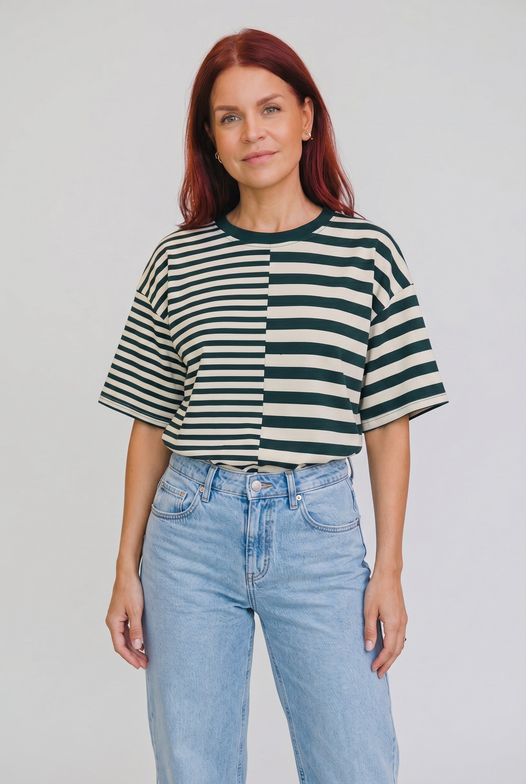 Model draagt een Bob & Bill Frankie gestreept T-shirt met korte mouwen, ronde hals en een relaxte pasvorm in groen.