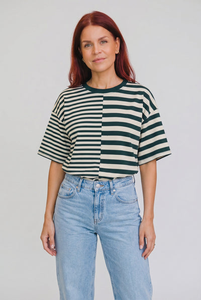Model draagt een Bob & Bill Frankie gestreept T-shirt met korte mouwen, ronde hals en een relaxte pasvorm in groen.