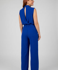 Bob & Bill GUTO LS JUMPSUIT in kobaltblauw polyester met overslagdetail op de rug en rechte pijpen.