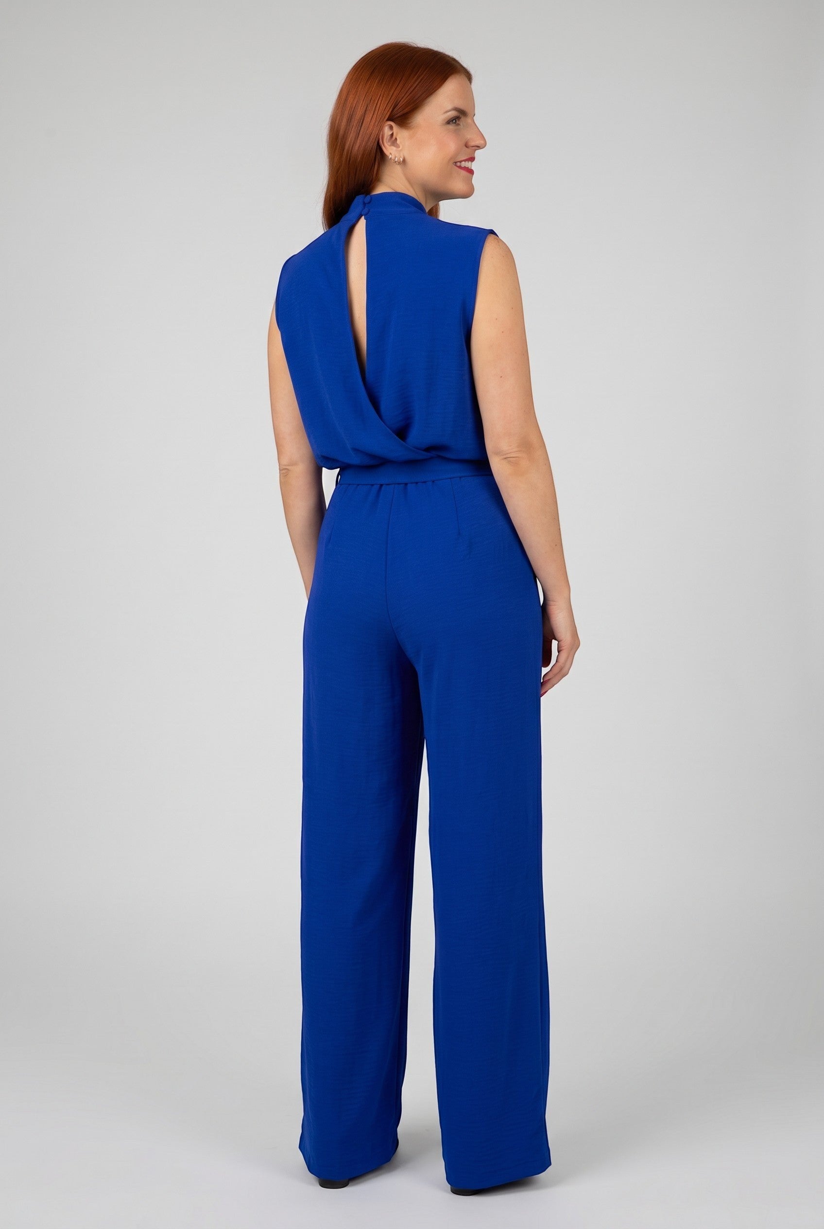 Bob & Bill GUTO LS JUMPSUIT in kobaltblauw polyester met overslagdetail op de rug en rechte pijpen.