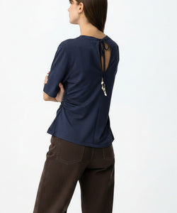 Bob & Bill ISLA TEE in navy blauw, losvallende viscose top met open rug, strikdetail en pofmouwen.