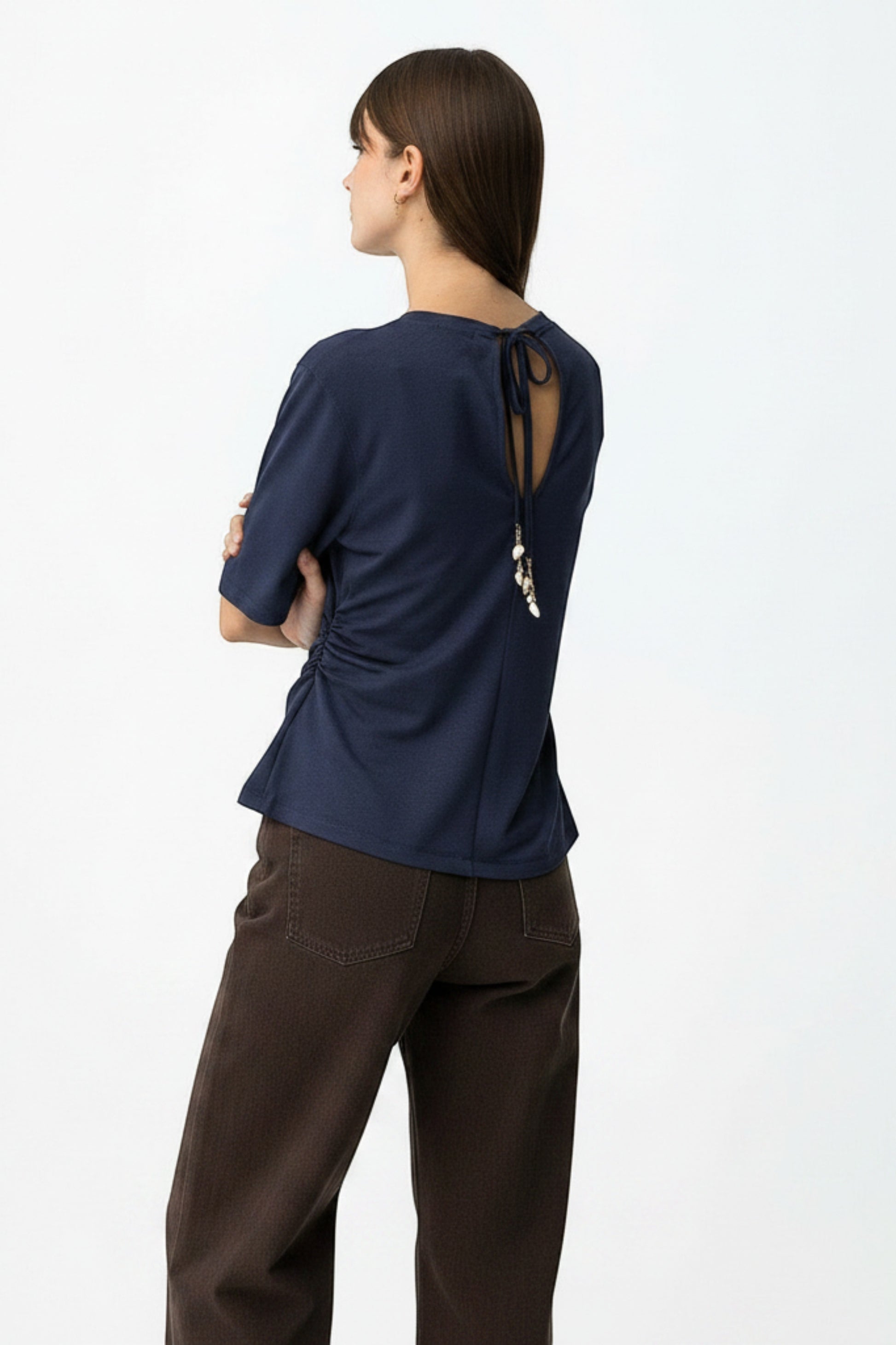Bob & Bill ISLA TEE in navy blauw, losvallende viscose top met open rug, strikdetail en pofmouwen.