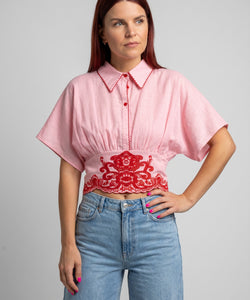 Bob & Bill Jasmijn blouse in roze met rode borduursels en vlindermouwen. Een elegante, relaxte fit.