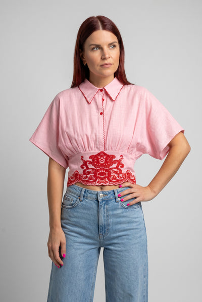 Bob & Bill Jasmijn blouse in roze met rode borduursels en vlindermouwen. Een elegante, relaxte fit.