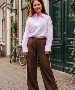 Bob & Bill Josje tracking broek in bruin met roze bies, high waist en trekkoord. Gemaakt van polyester en elastane.