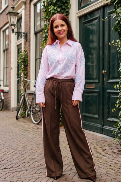 Bob & Bill Josje tracking broek in bruin met roze bies, high waist en trekkoord. Gemaakt van polyester en elastane.