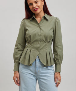 Bob & Bill kaki katoenen blouse met knoopsluiting, getailleerde pasvorm en gestructureerde plooien aan de onderkant.