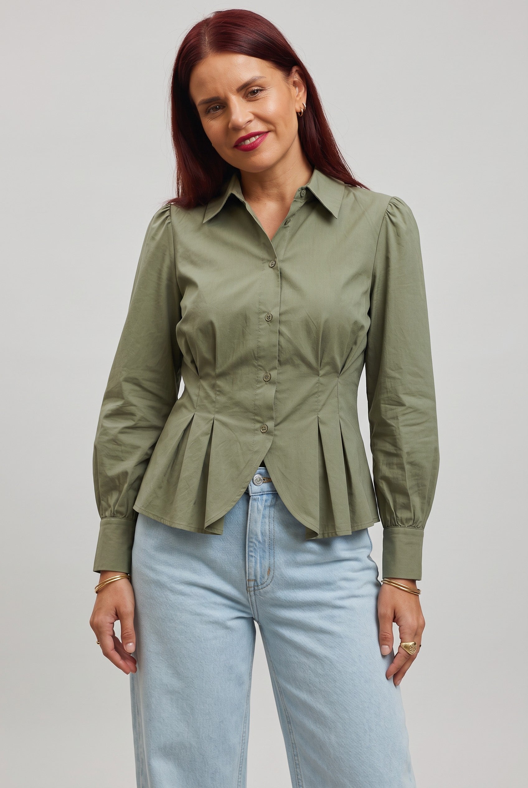 Bob & Bill kaki katoenen blouse met knoopsluiting, getailleerde pasvorm en gestructureerde plooien aan de onderkant.