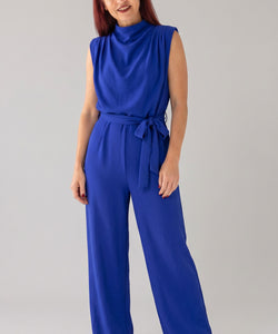 Bob & Bill GUTO LS JUMPSUIT in kobaltblauw, mouwloze jumpsuit van polyester met strikceintuur en rechte pijpen.