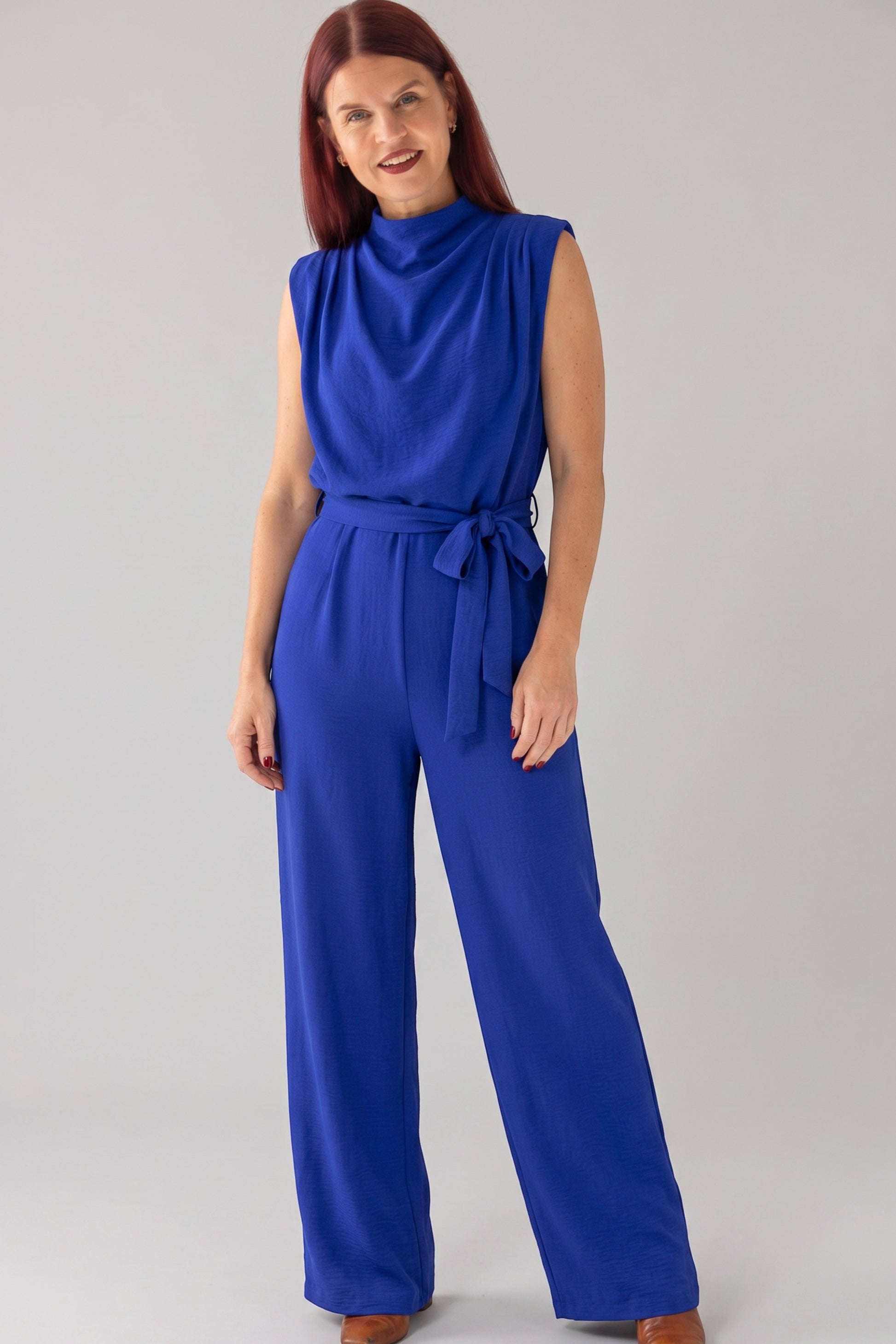 Bob & Bill GUTO LS JUMPSUIT in kobaltblauw, mouwloze jumpsuit van polyester met strikceintuur en rechte pijpen.