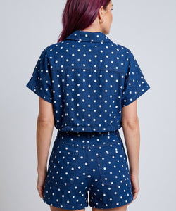 Bob & Bill Lissi denim blouse in navy met witte stippenprint, korte mouwen en elastische zoom, gedragen door model.