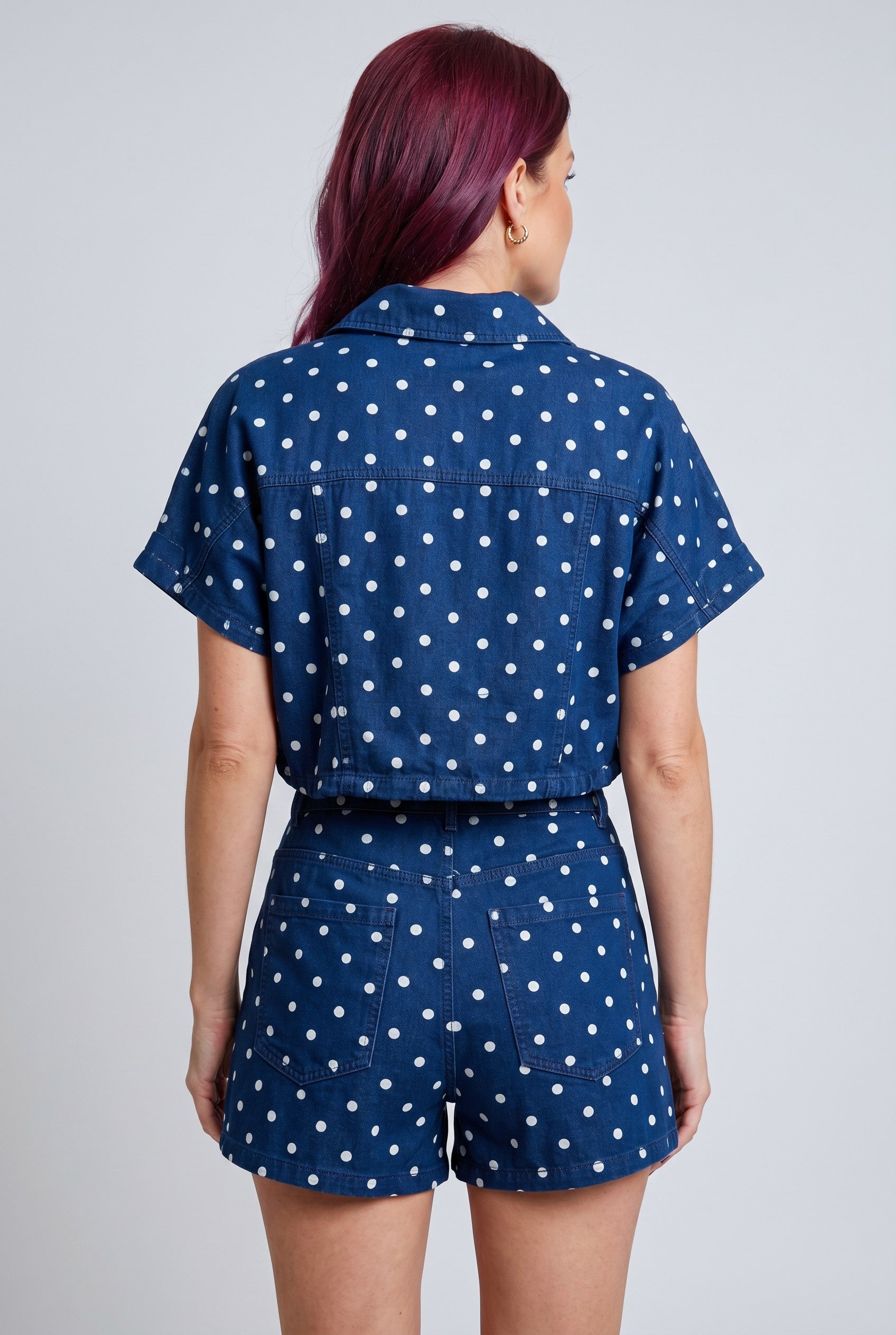 Bob & Bill Lissi denim blouse in navy met witte stippenprint, korte mouwen en elastische zoom, gedragen door model.