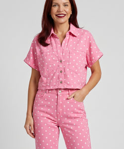 Model draagt roze Bob & Bill LISSI denim broek met witte stippen, mid-high waist en tapered straight leg pasvorm.