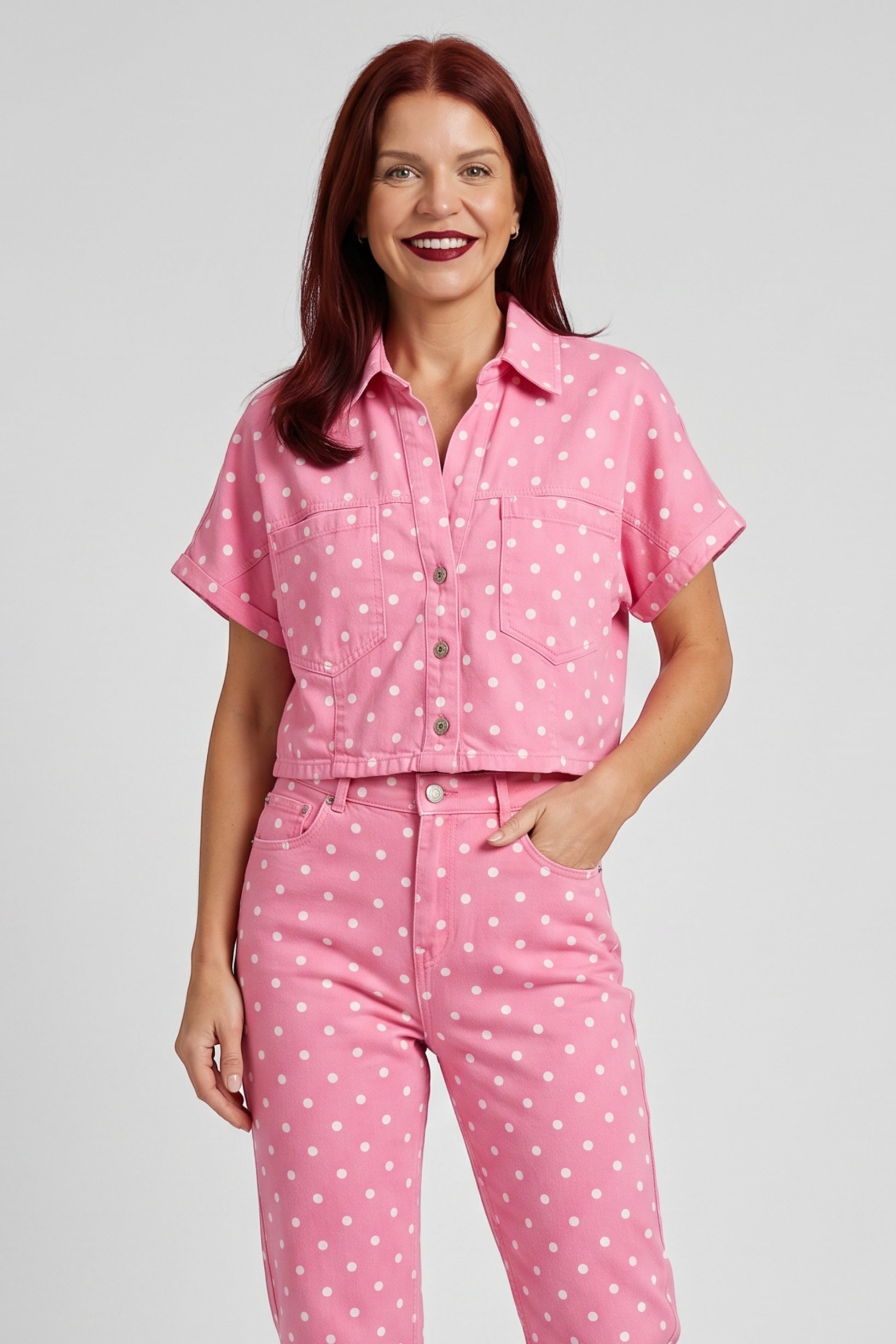 Model draagt roze Bob & Bill LISSI denim broek met witte stippen, mid-high waist en tapered straight leg pasvorm.
