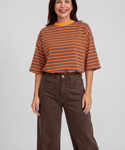 Model draagt Bob & Bill Lulu gestreept T-shirt in oranje en bruin met ronde hals en relaxte pasvorm