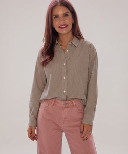 Woman wearing a beige and brown striped cotton Marao blouse from Bob & Bill with pink trousers