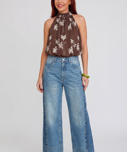 Bob & Bill Marianne Halter Blouse in bruin met bloemenprint, gemaakt van 100% polyester.