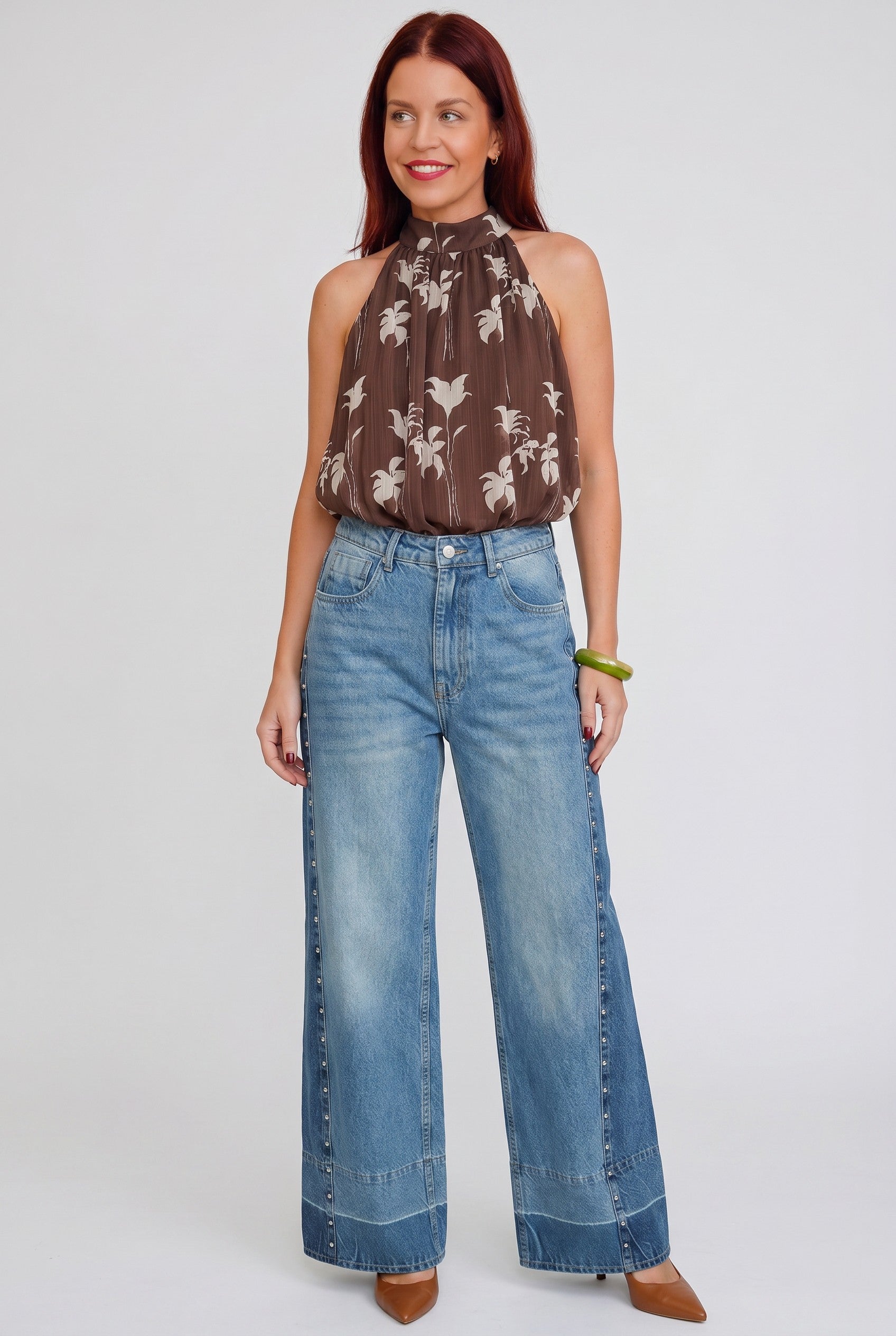Bob & Bill Marianne Halter Blouse in bruin met bloemenprint, gemaakt van 100% polyester.