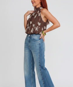 Bob & Bill Marianne Halter Blouse in bruin met bloemenprint, 100% polyester. Gedragen door een model met spijkerbroek.