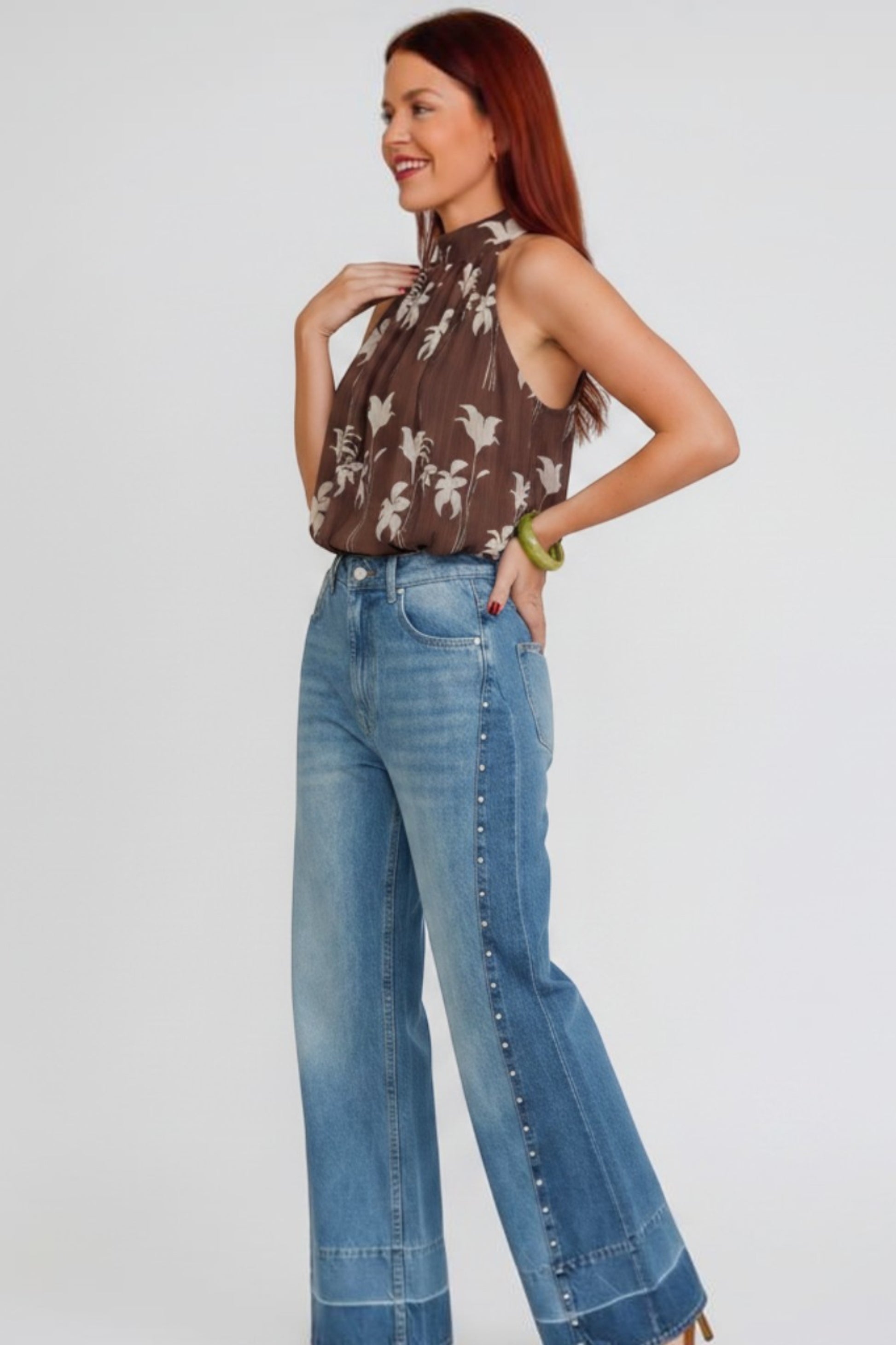 Bob & Bill Marianne Halter Blouse in bruin met bloemenprint, 100% polyester. Gedragen door een model met spijkerbroek.