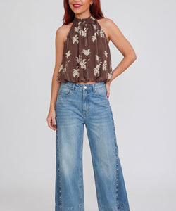 Bob & Bill Marianne Halter Blouse in bruin met bloemenprint, gemaakt van 100% polyester. Crop top met halternek.