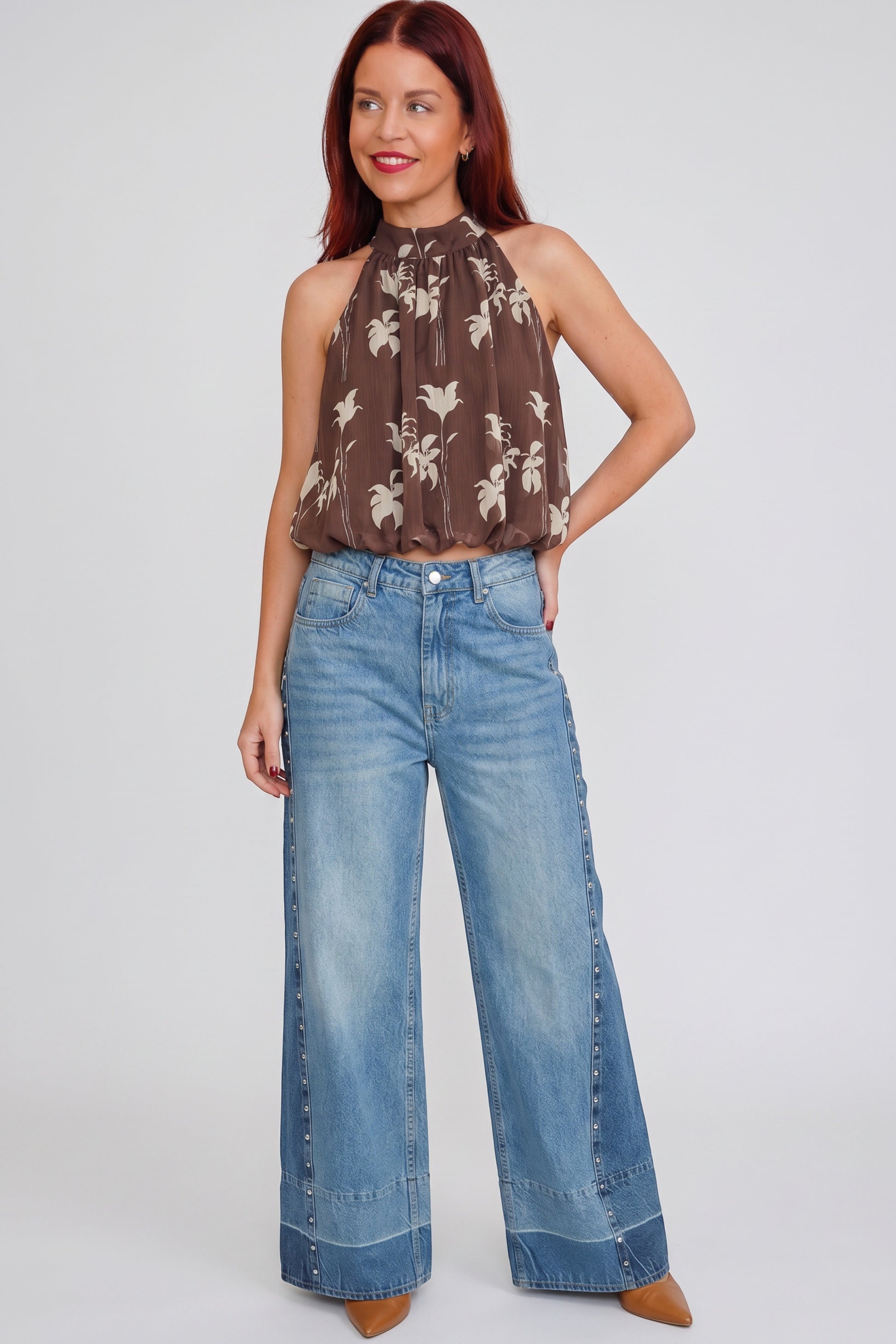 Bob & Bill Marianne Halter Blouse in bruin met bloemenprint, gemaakt van 100% polyester. Crop top met halternek.