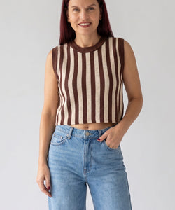 Bob & Bill MILY STRIPED TOP - BROWN mouwloze gebreide top met verticale bruine en crème strepen, gemaakt van 100% viscose met stretch.