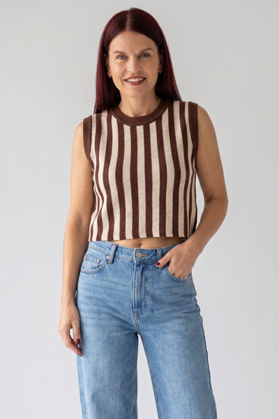 Bob & Bill MILY STRIPED TOP - BROWN mouwloze gebreide top met verticale bruine en crème strepen, gemaakt van 100% viscose met stretch.