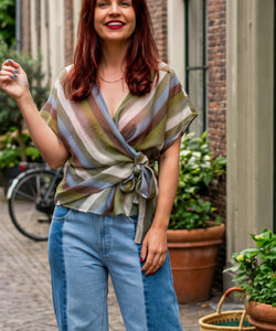 Bob & Bill MITCHY WRAP BLOUSE - GREEN gestreept, v-hals, wikkelblouse met strikceintuur, 85% lyocell, 15% nylon