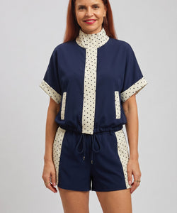 Bob & Bill NANU TRACKING JACKET navy met korte mouwen, polkadot biezen en rits. Gemaakt van polyester en elastane.