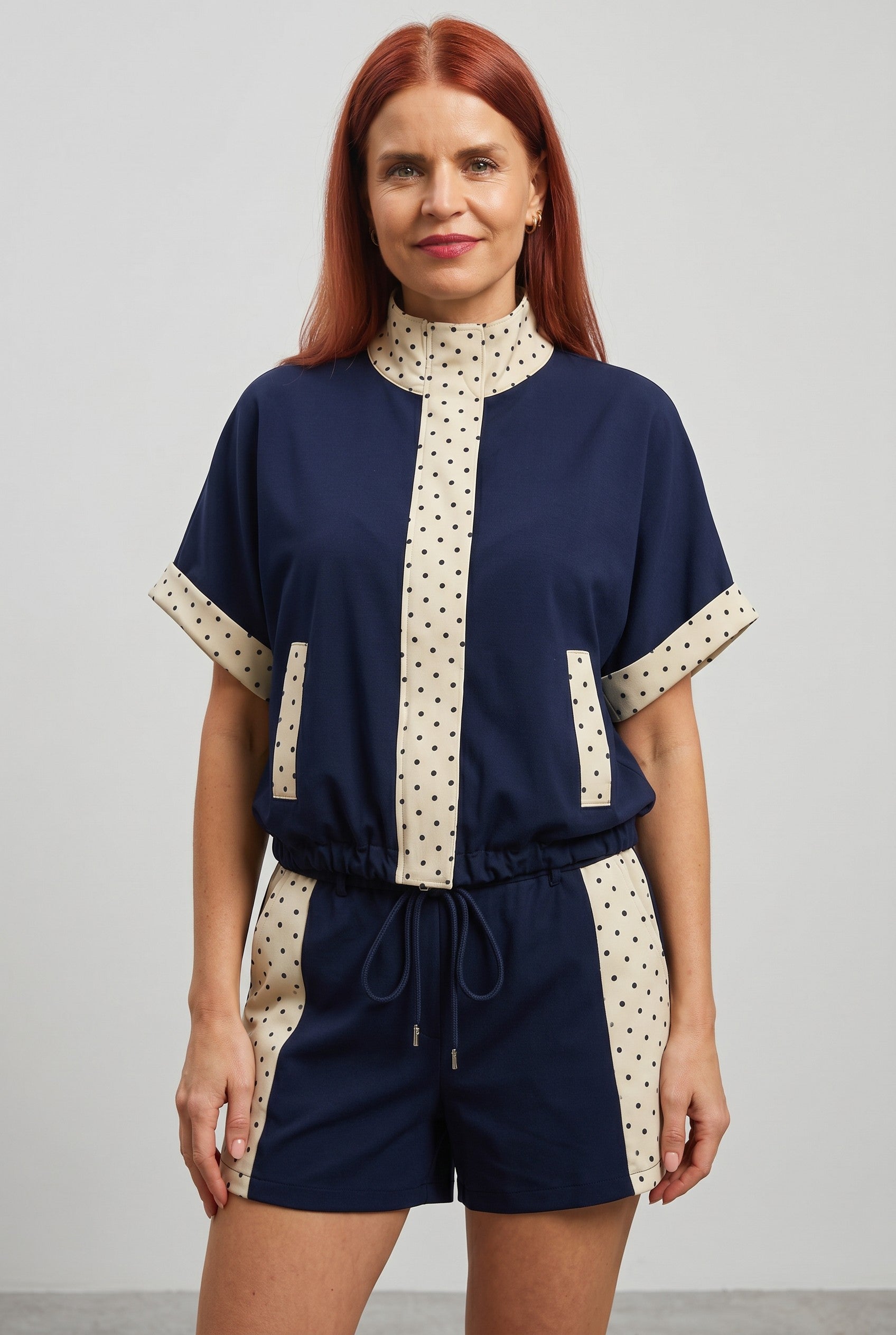 Bob & Bill NANU TRACKING SHORTS navy met polkadot details aan de zijkant, gemaakt van polyester en elastane.