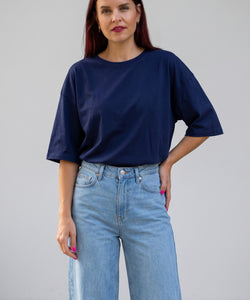 Bob & Bill Daily shirt in navy blue with short sleeves and a round neck. Made from a cotton-elastane blend for a relaxed fit.