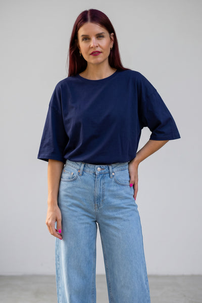 Bob & Bill Daily shirt in navy blue with short sleeves and a round neck. Made from a cotton-elastane blend for a relaxed fit.
