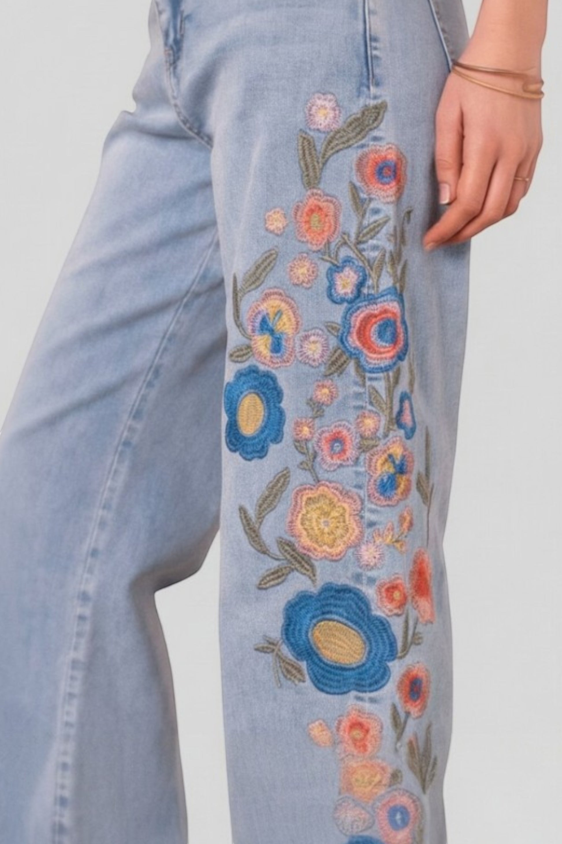 Bob & Bill NORAIN jeans met geborduurde bloemen in blauw denim, flared leg, mid/high waist.