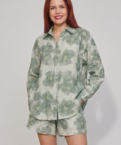 Bob & Bill NORENE FLOWER BLOUSE in groen met lange mouwen, knoopsluiting en strikdetail aan de achterkant. Gemaakt van viscose en polyamide.